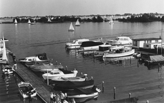 841846 Gezicht op de jachthaven aan de Veendijk bij Oud-Loosdrecht.